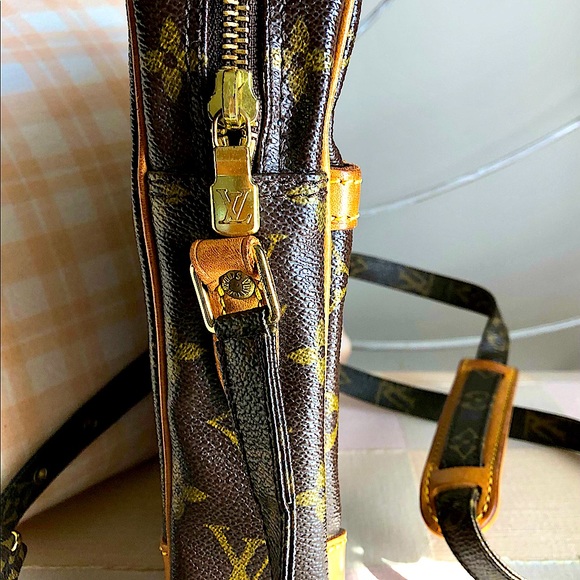 Excellent Condition Rare Louis Vuitton Cross-Body Danube Patent Leather Bag - Picture 14 of 15